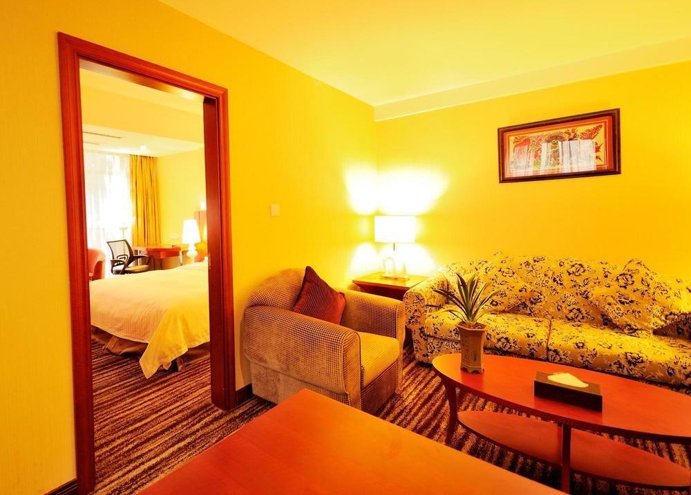 Elite Garden Hotel Янгшуо Екстериор снимка