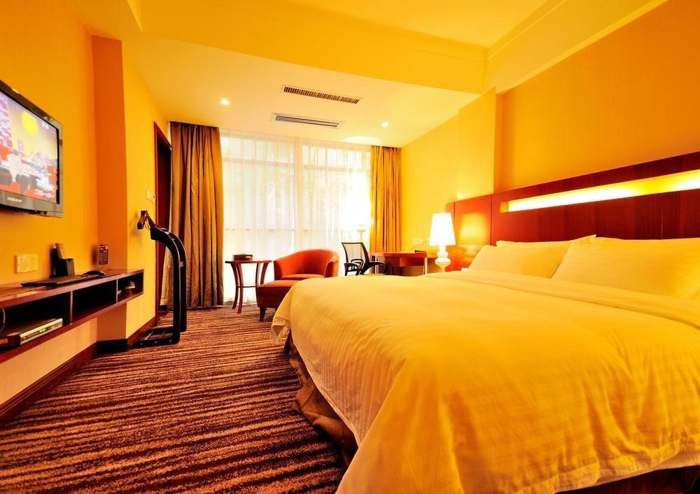 Elite Garden Hotel Янгшуо Екстериор снимка